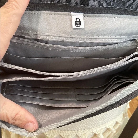 Baggalina Calais Crossbody bag with interior wallet, many pockets, adjustable st - Picture 4 of 8